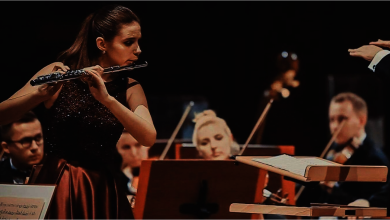 Marta Chlebicka spielt Querflöte mit einem Orchester