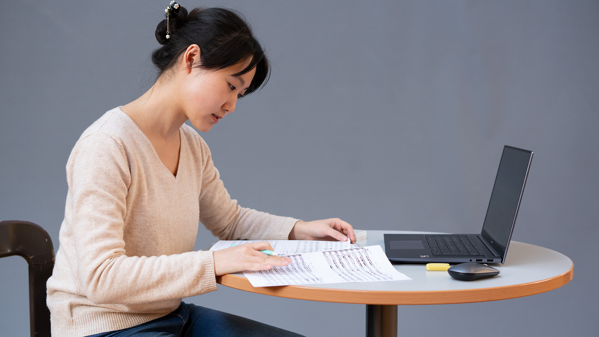 Eine Doktorandin arbeitet an einem Tisch
