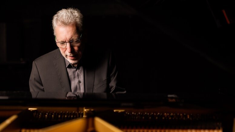 Helmut Lörscher spielt an einem Flügel