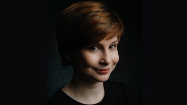 Porträtfoto von Meike Senker vor einem schwarzen Hintergrund