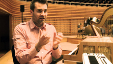 Jan Esra Kuhl sitzt in einem Konzertsaal vor einem E-Piano
