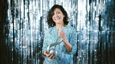 Die Komponistin Farziah Fallah mit ihrem Preis in der Hand