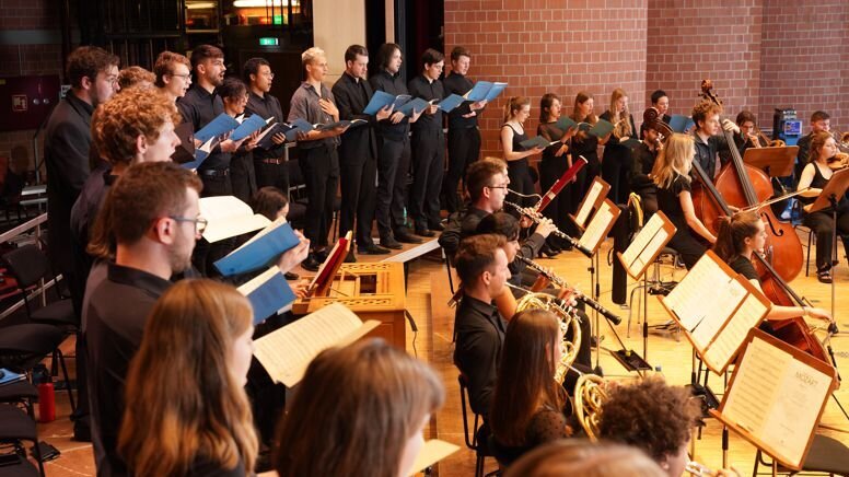 Der Hochschulchor mit Orchester bei einer Probe