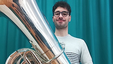Eduardo Torres Minana mit einer Tuba in der Hand