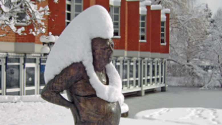 Skulptur vor der MHS mit Schnee bedeckt